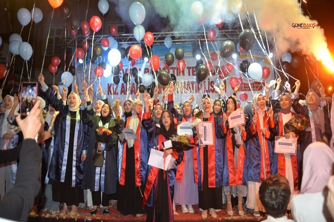Gaziantep'te imam hatip lisesi öğrencilerinden mezuniyet coşkusu
